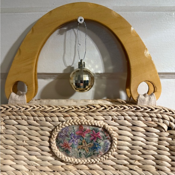Elegant Tan Woven Handbag with Wooden Handles - Picture 3 of 5
